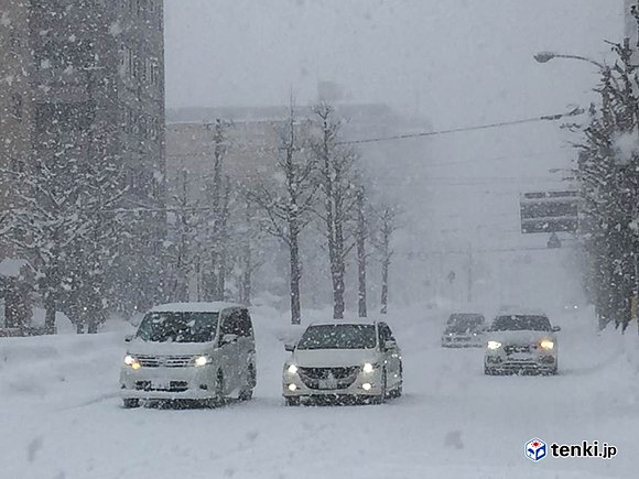 強い雪で見通しの悪い札幌（2017年2月26日）　撮影：日本気象協会北海道支社 岡本肇