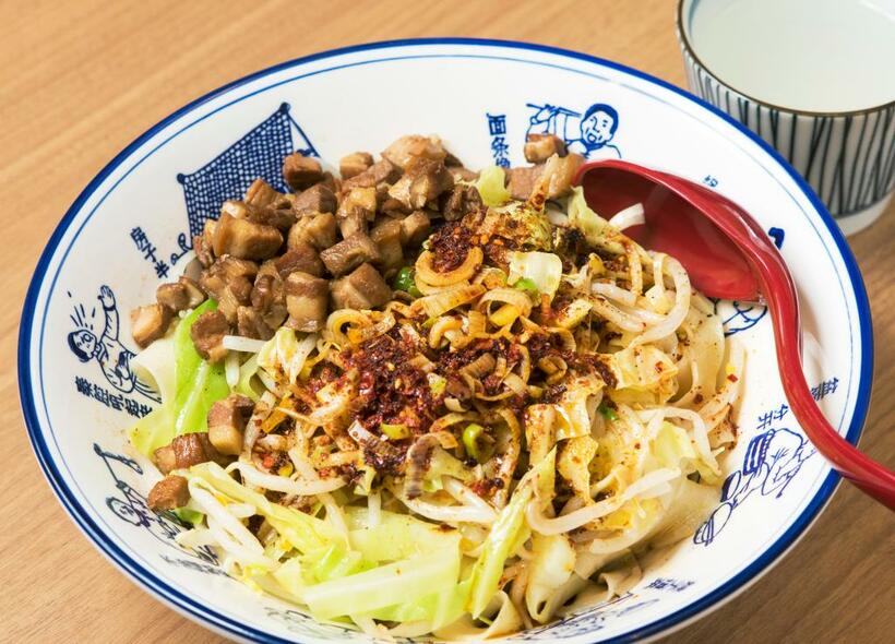 ビャンビャン麺は、幅広の麺、もっちりした食感、香辛料の香りが特徴。具材は幅広いバリエーションがある（ｐｈｏｔｏ　横関一浩）