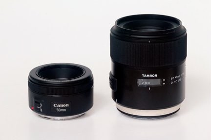 左はキヤノンEF50mm F1.8 STM。今回のタムロンがいかに大きいかわかる。EF50mmは伝統のガウスタイプ。対してタムロン45mmは目指す方向性が異なる設計だ。数値上の性能差よりも両者の描写の雰囲気が異なることに着目したい