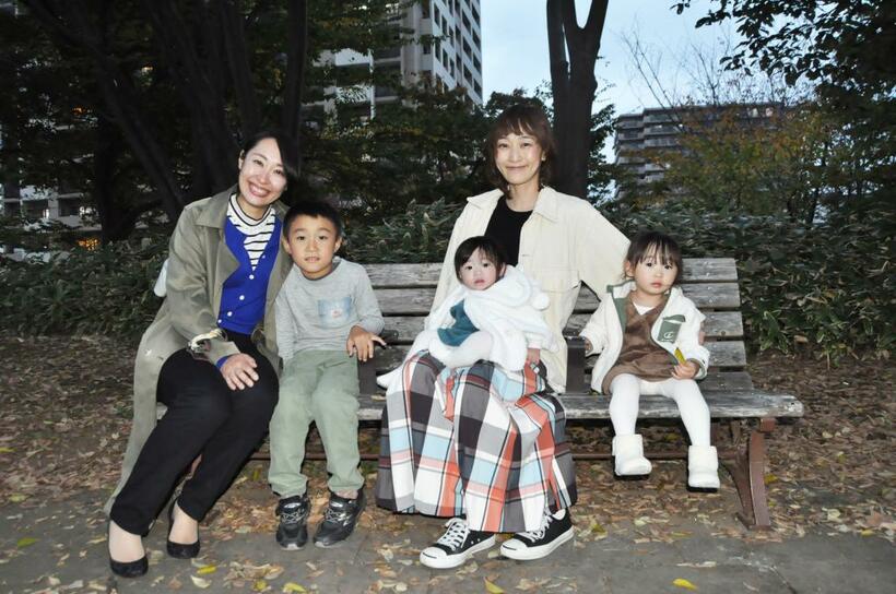 みらいｂａｂｙを立ち上げた羽布津碧さん（右から２人目）と櫻田智子さん（左）は「ママたちに一人じゃないよと伝えたい」（ｐｈｏｔｏ　編集部・深澤友紀）