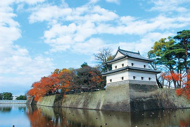 新発田城は四季折々の景色が楽しめる名城。交通の便利さを考えて作られた平城だ