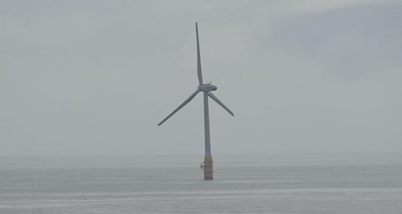 沖合に浮かぶ洋上風力発電（長崎県五島市）