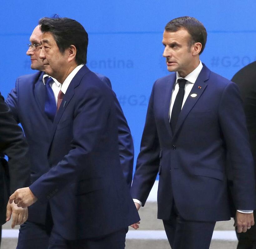 G20の記念撮影を終えたフランスのマクロン大統領（右）と安倍首相＝ブエノスアイレス（ｃ）朝日新聞社