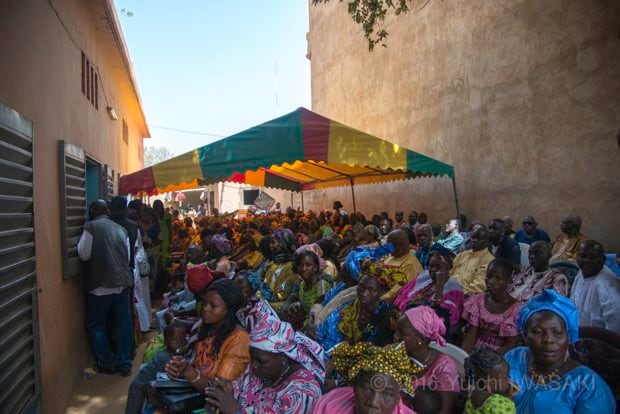 教会は、建屋に入りきれない参列者であふれていた（モプチ・マリ 2016年／Mopti,Mali 2016）
