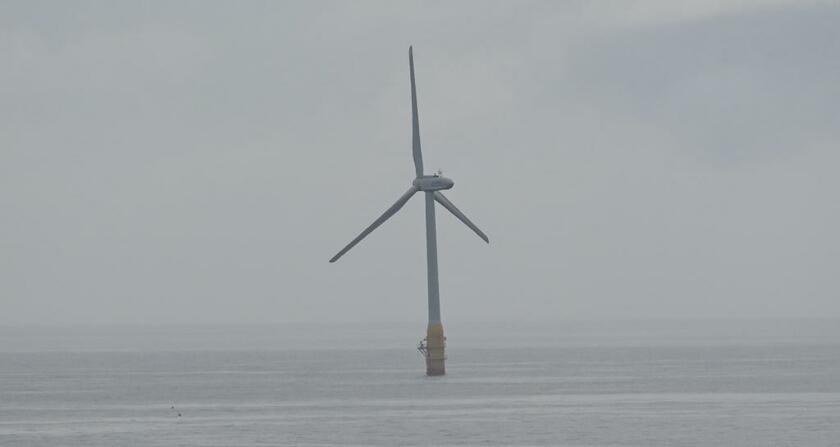 沖合に浮かぶ洋上風力発電（長崎県五島市）