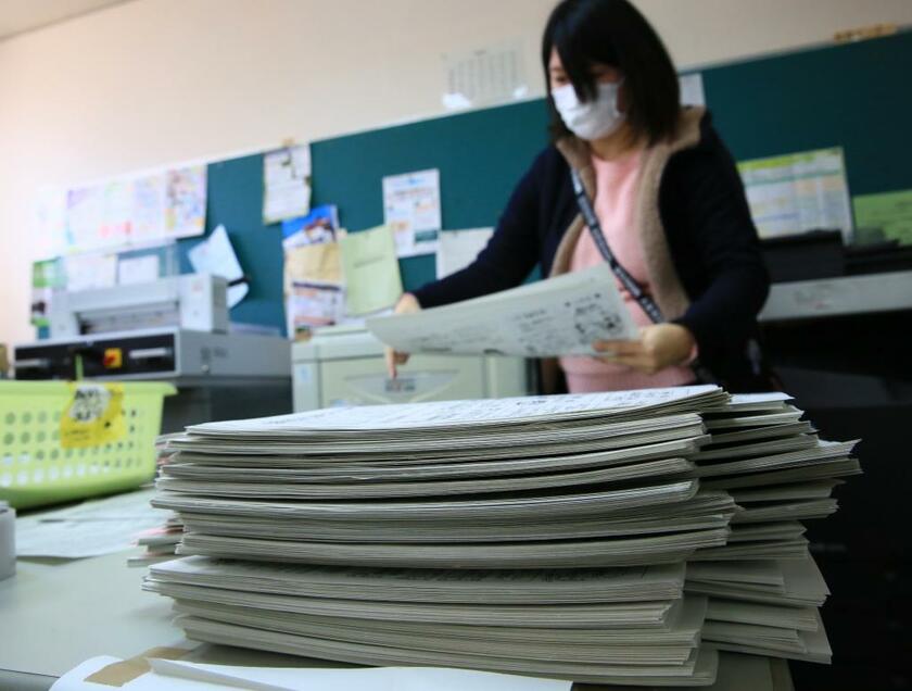 急な対応で学校もバタバタ。大阪市西区の小学校の職員室では、教員が児童たちに配布するプリントの印刷作業に追われていた＝２月２８日午前１０時ごろ　（ｃ）朝日新聞社