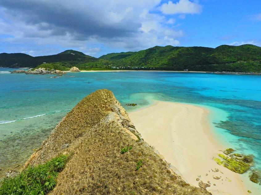 ハナリ島にある岩場に登るとケラマブルーが見わたせる