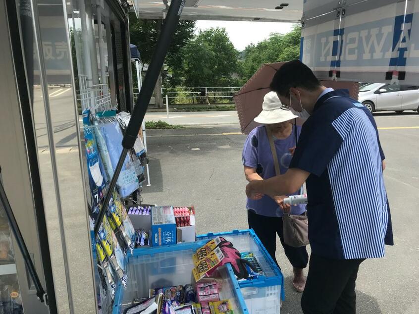 浸水で営業を休止している一部店舗の駐車場で、移動販売車両による商品の販売も行いました