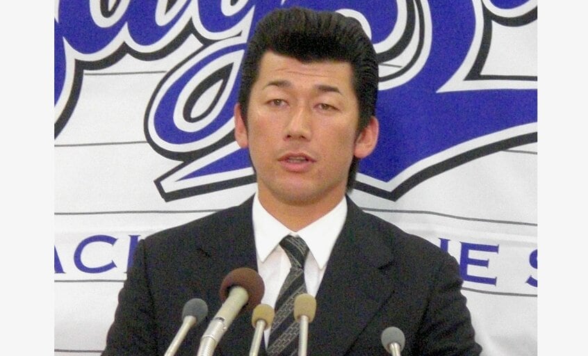FA権を行使したが横浜残留を決断し会見する三浦大輔=2008年