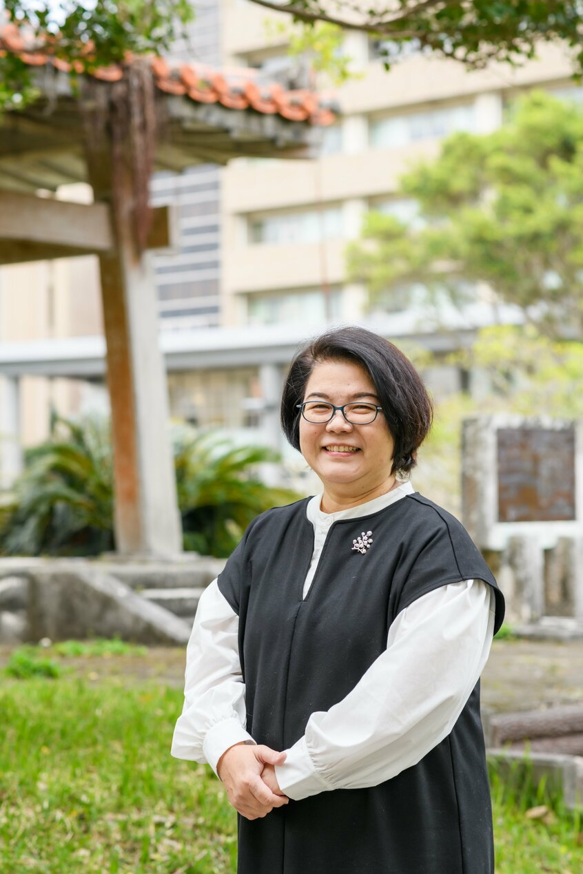 琉球大学の喜納育江学長：きな・いくえ／1967年、沖縄県那覇市生まれ。1990年、琉球大学法文学部文学科卒、米・ペンシルべニア州立インディアナ大学英米文学部大学院博士課程修了。Ph.D.2025年、琉球大学第18代学長に就任。（写真／琉球大学提供）