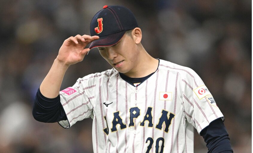 4失点し、うなだれてベンチに戻る戸郷