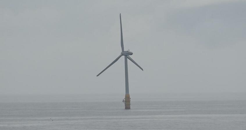 沖合に浮かぶ洋上風力発電(長崎県五島市)