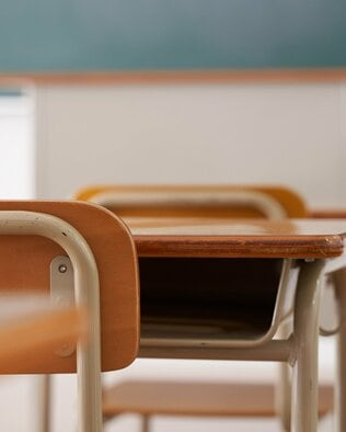 「体育の指導で児童の体を支えるのも“疑われるかも”と不安に…」　相次ぐ学校での性暴力事件の影で苦しむ、男性教員たちの葛藤
