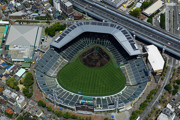 熱戦が繰り広げられる甲子園球場