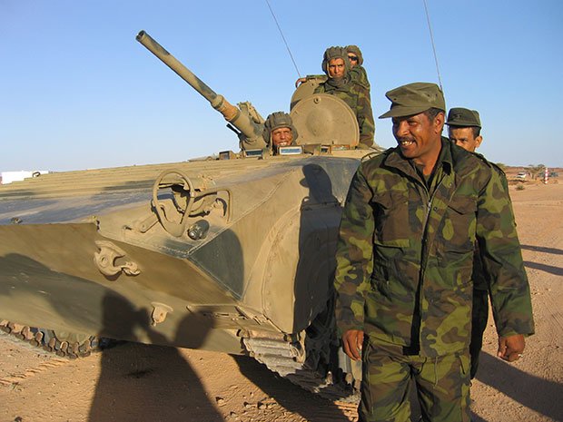 モロッコ軍から奪った旧式の戦車で「武装闘争も辞さず」と意気軒昂な難民軍兵士たち（撮影／川名生十）