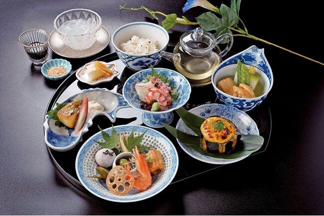 写真・図版(1枚目)| 【明治記念館】“旬の食材を少しずつバラエティー豊かにお召し上がり頂ける平日ランチ限定のメニュー!” 懐石料亭「花がすみ」の個室で「夏ざんまい御膳(8,470円・税サ込・室料サービス)」を提供しています