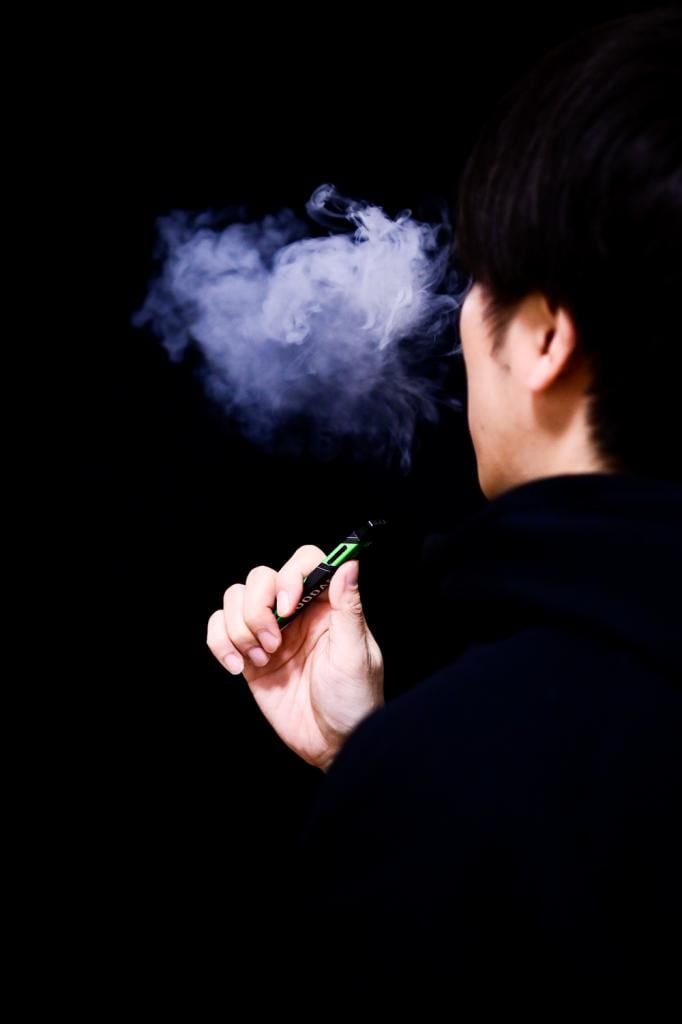 CBDには様々な商品形態がある。蒸気吸引式の電子たばこタイプ