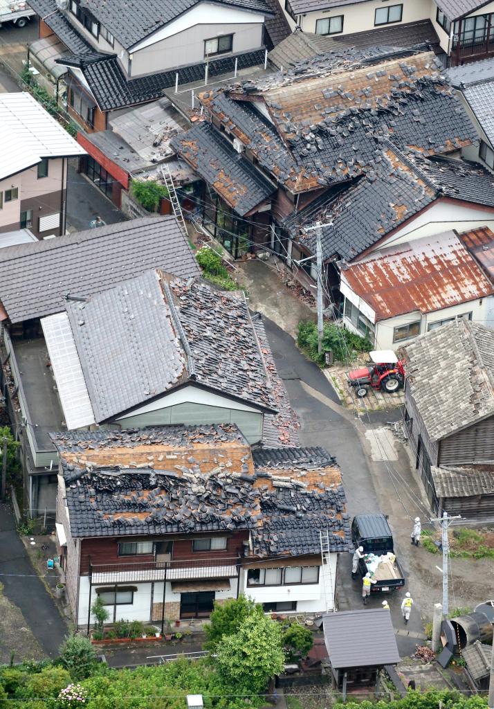 地震の影響で瓦が落ちるなどの被害を受けた住宅／６月１９日午前８時４０分、山形県鶴岡市小岩川地区、朝日新聞社ヘリから　（ｃ）朝日新聞社