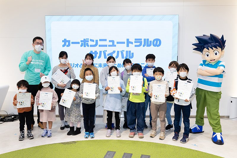 イベントは、修了証をもらい記念撮影をして終了! 25名の子どもたちが参加した