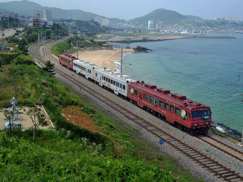 江陵～三陟間を走る「海列車（パダヨルチャ）」（撮影／植村 誠）