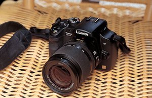 ミノルタCLE、ミノルタα-7000などを経て、現在メーンで使っているパナソニックルミックスL10。現代建築は撮る気がしないということで、被写体は歴史ある建物。正面から撮るのでレンズは歪まない限界の14ミリから50ミリのズームレンズが気に入っている。カメラ選びは人任せで「知っている機能はシャッターとプレビュー、あとは消去。一日を振り返りながら、いらないのを消すのが楽しい」と笑った