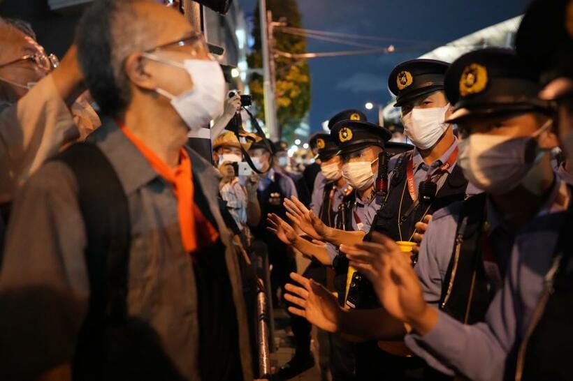 東京五輪開会式が行われた国立競技場周辺を警備する警察官たち（C)朝日新聞社