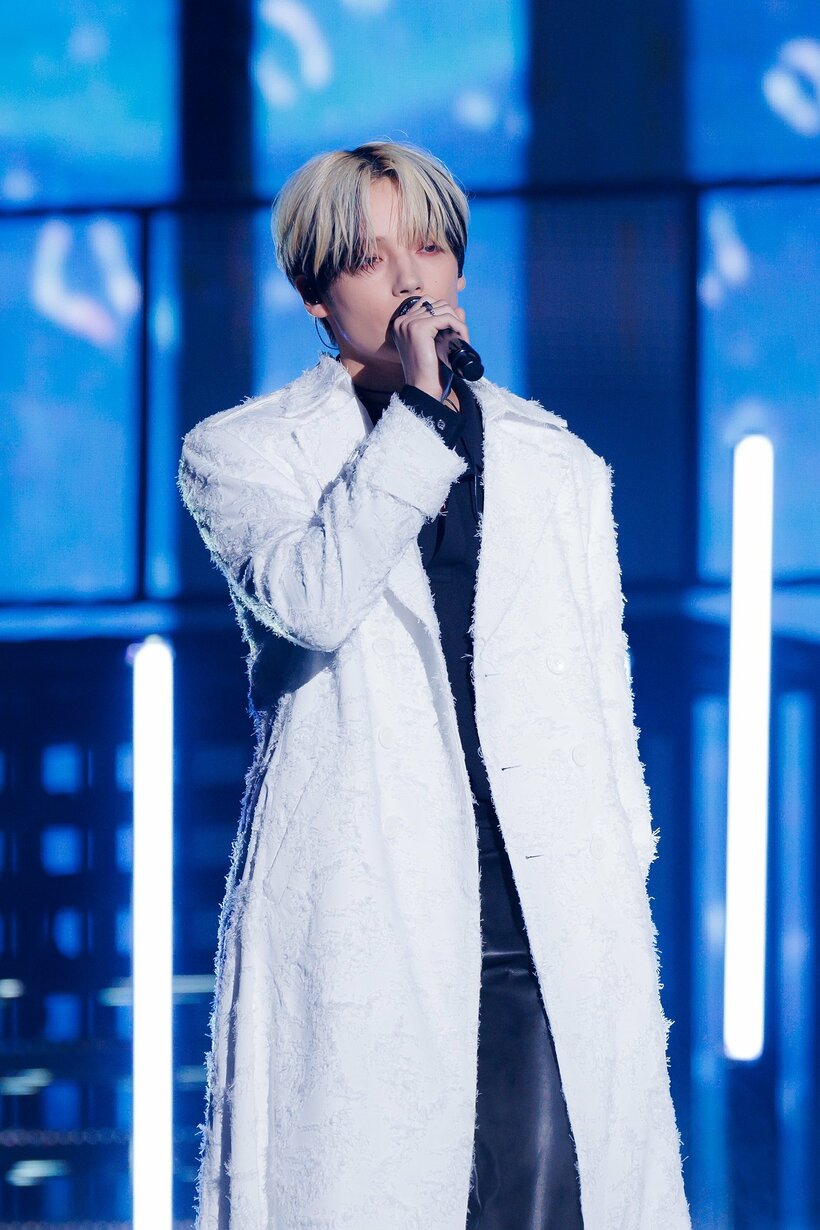 TOMORROW×TOGETHERのHUENINGKAI（写真）とTAEHYUNは透き通る高音ボイスで「ENDLESS　RAIN」を情感込めて歌い上げた　（c）CJ　ENM　Co．，　Ltd，　All　Rights　Reserved