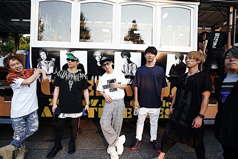 UVERworld、ベスト・アルバム発売日にラッピングバスで渋谷に登場