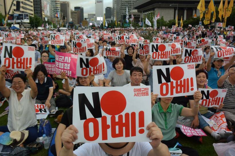 光化門広場で開かれた日本政府の輸出規制強化などに反対する集会。「ノー安倍」と書いたプラカードが一斉に掲げられた／８月１５日、ソウルで　（ｃ）朝日新聞社