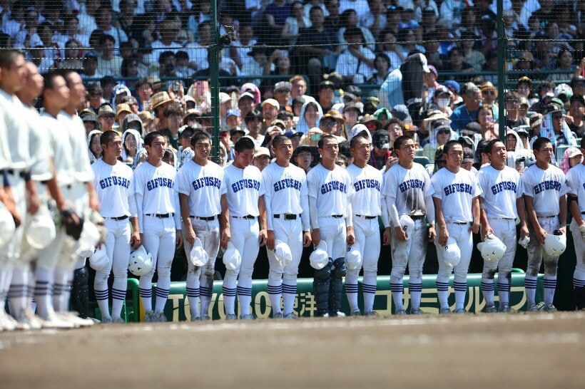 試合終了後にベンチ前で整列する県岐阜商ナイン（撮影／写真映像部・松永卓也）