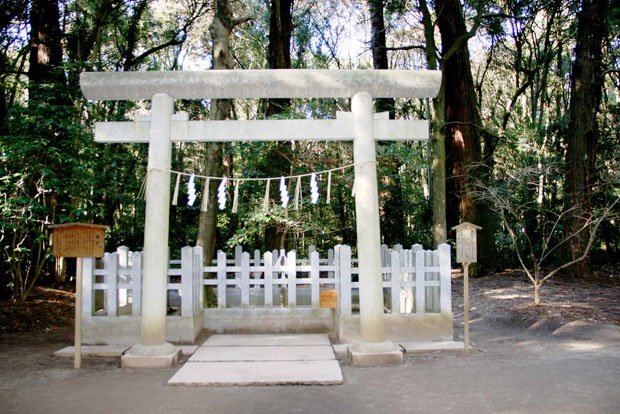 鹿島神宮の要石には囲いと鳥居が設置されている