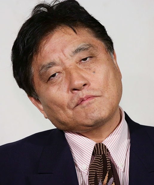 暴走する御大に引きずり回され、首をかしげる河村氏　（c）朝日新聞社　＠＠写禁