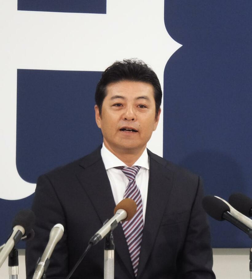 記者会見で退任を発表した広島の緒方監督　（ｃ）朝日新聞社