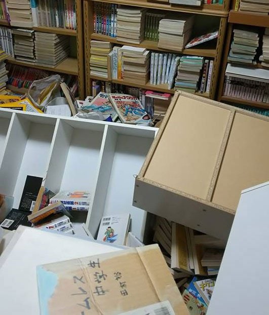 大東市在住の女性宅では本棚が崩壊し、中に入れない（提供）