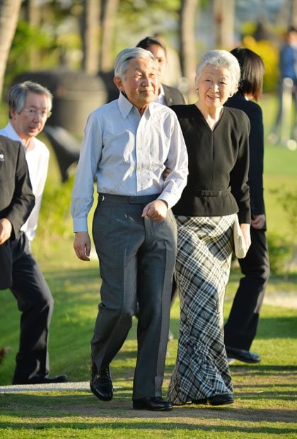 フィリピンに到着した２６日。両陛下は、青年海外協力隊員らと熱心に懇談後、マニラ湾をのぞむホテルの庭で夕日を鑑賞された（撮影／写真部・馬場岳人）