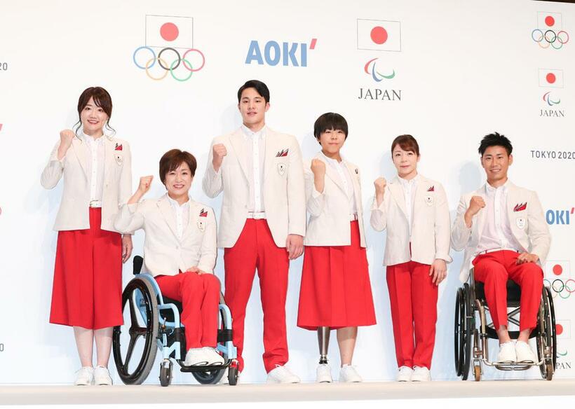 開会式服（日本選手団 公式服装）／１月２３日、２０２０年東京五輪・パラリンピックで日本選手団が着る公式服装が披露された。作製は紳士服大手のＡＯＫＩ。１９６４年大会の入場行進で着用した日の丸カラーの上下を入れ替え、伸縮性や通気性がある素材を使用。上着には、縁起のいい日本の伝統柄を陰影でプリントするなど、細部へのこだわりも　（撮影／写真部・加藤夏子）