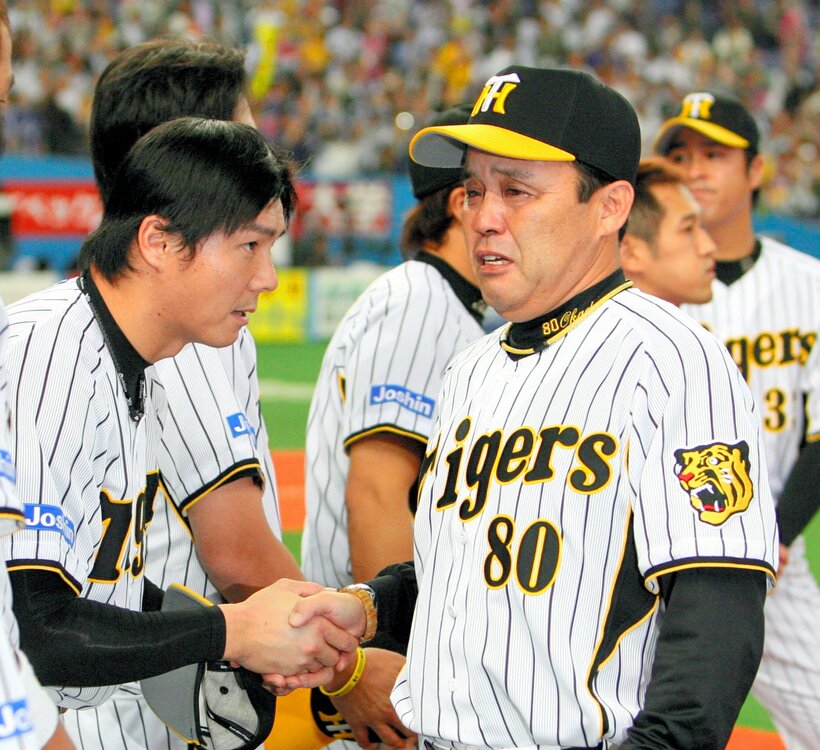 選手と握手する阪神・岡田彰布監督