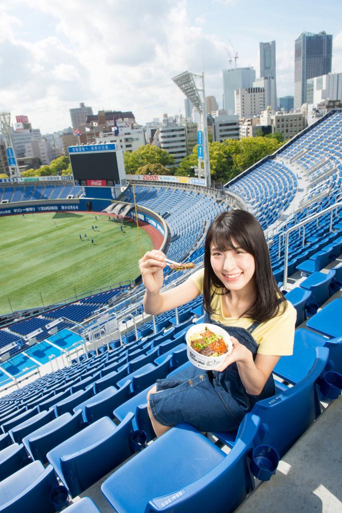 【横浜スタジアム】横浜スタジアムに新設されたウィング席。絶景とプレーを楽しみながらの食事はたまらない。２０１８年９月１４日号で女子大生表紙モデルを務めた慶応義塾大学法学部３年の白木愛奈さんも、ベイマグロ丼（８００円）を手にしご機嫌　※税込み （撮影／門間新弥）