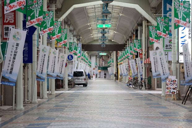 人通りより幟のほうが目立つ清水駅周辺（撮影／松永卓也）