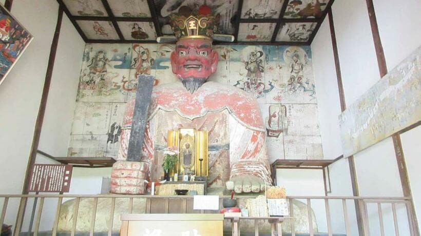 典厩寺に鎮座する日本一大きいと言われる閻魔大王像