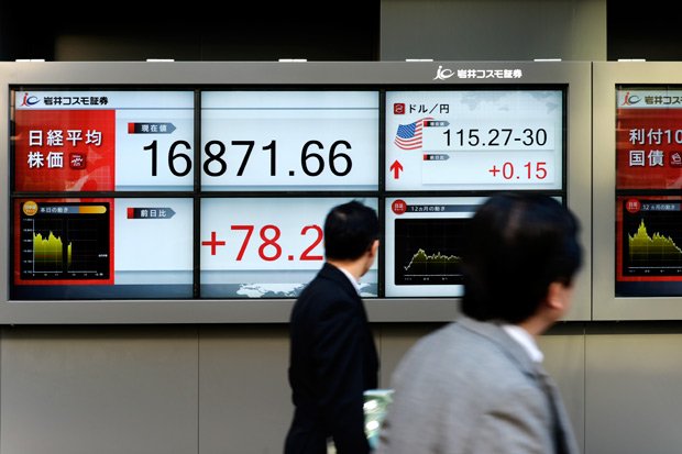 投資家たちは“プチバブル”に踊る。追加緩和決定から１週間たっても、円安・株高の流れは続いた／１１月７日、東京都中央区（撮影／高井正彦）