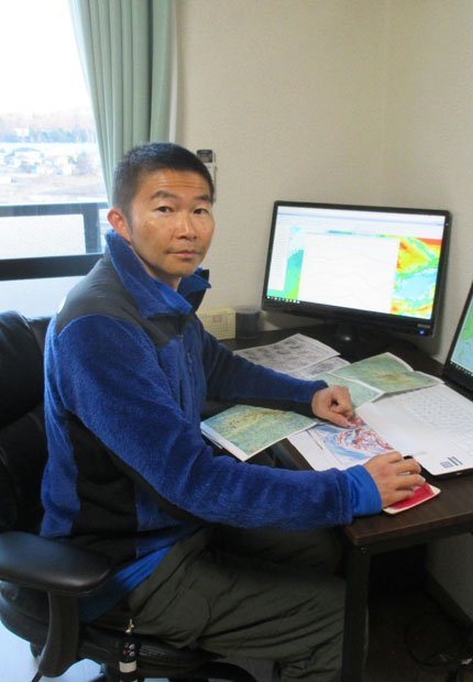 山岳気象予報士猪熊隆之さん（４５）事務所は長野県茅野市の、八ヶ岳を望む高台にある。ここで日本全国や海外の山の天気予報を行う（撮影／今井明子）
<br />