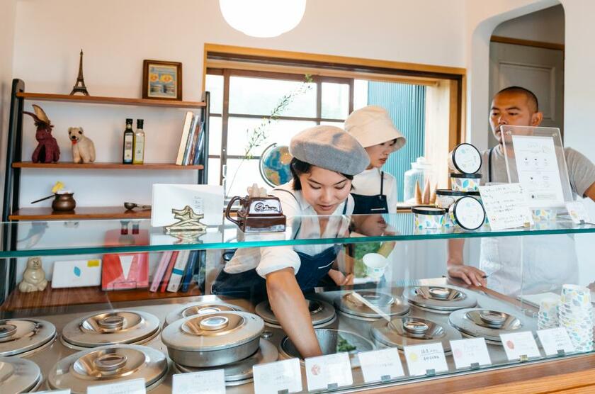 隣接する工房で作るジェラートは、素材を吟味。店頭にはローズマリーハニーやバターピーカンなど、魅力的なフレーバーが並ぶ。左が松本愛子さん、右奥が純さん（撮影／猪俣博史）