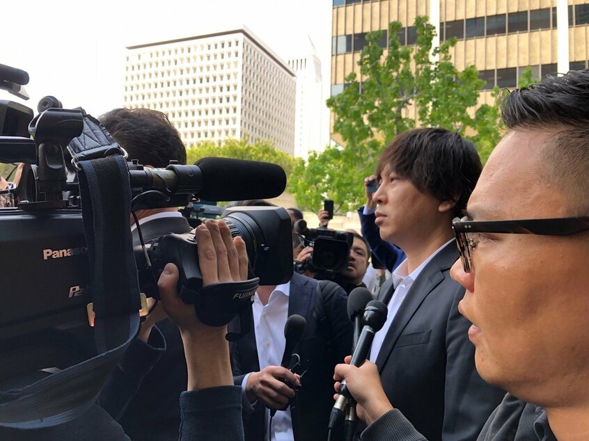 LAの連邦地裁に出廷し、形式的に「無罪」を主張した水原一平被告=5月14日、長野美穂撮影