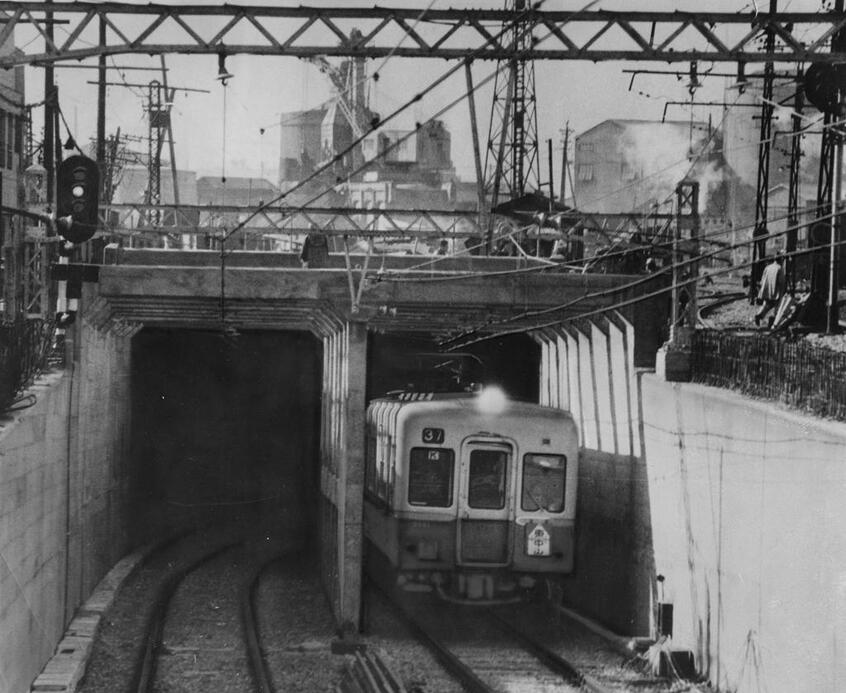 都営地下鉄浅草線と相互乗り入れをするため、押上駅は地下化された。押上を出発した京成3050形が地上へ顔を出す(C)朝日新聞社