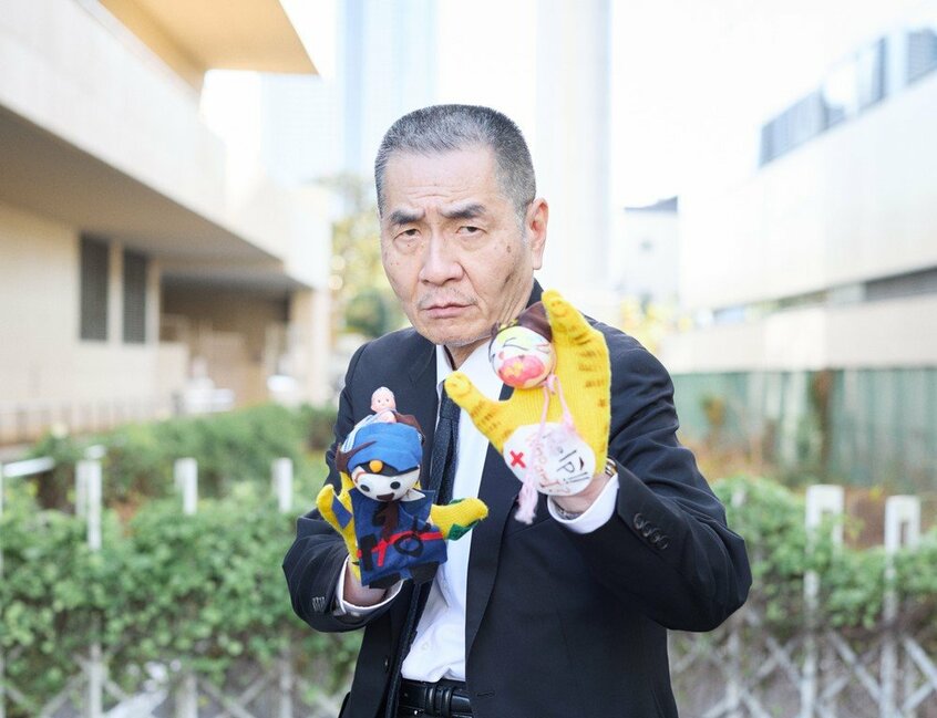 事件記者を「卒業」し、保育士資格を取得した緒方健二氏。手に付けているのは短大の課題で作った「犬のおまわりさん」の軍手人形(撮影・写真映像部/佐藤創紀)