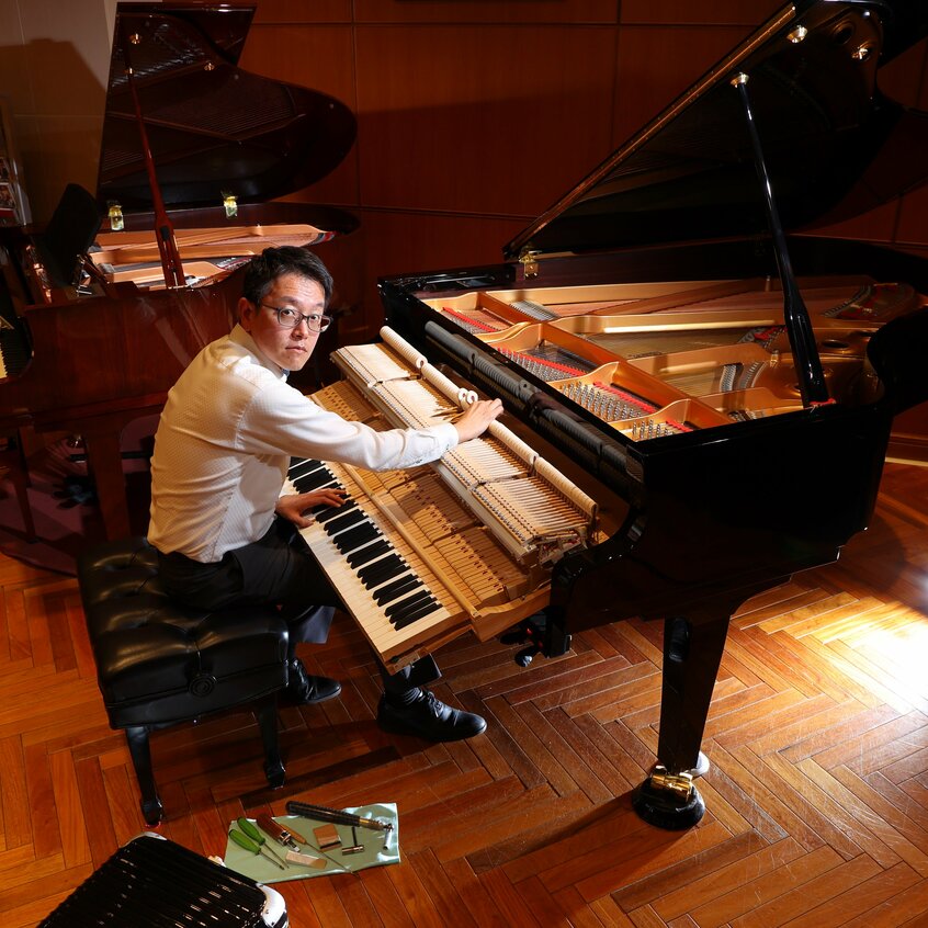 【山野楽器】ピアノ技術担当 チーフ技術リーダー:平郡克実(へぐり・かつみ)/1974年生まれ。神奈川県出身。ヤマハピアノテクニカルアカデミー総合コース修了。1999年入社。ヤマハ最高位のコンサートピアノグレードの資格、日本ピアノ調律師協会会員。厚生労働省認定1級ピアノ調律技能士。ピアノ調律の第一人者と呼ばれる(撮影/写真映像部・松永卓也)