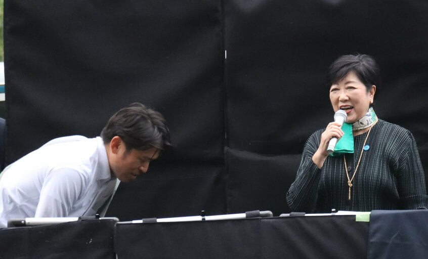 小池知事に頭を下げる中野氏