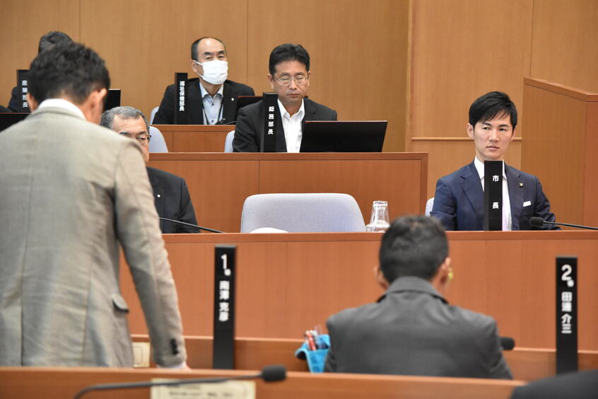 議会で発言している市議に視線を向ける石丸伸二市長(右)=2023年6月
