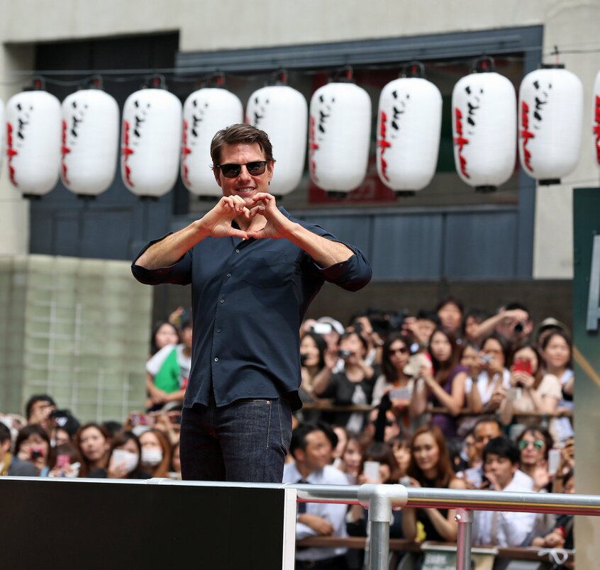 トム・クルーズが道頓堀をクルーズ!?映画宣伝のために来日し。大阪・道頓堀をクルージングした。 ハートのマークを作り、ファンの声援に応えるトムのサービス精神にキュン!=2014年6月26日